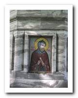 Целитель смотрит на изображение святой иконы